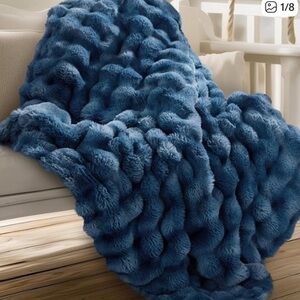 HYTHE Luxurious Bubble Blanket